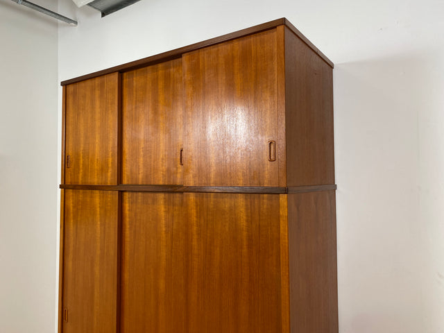 WMK # Hochwertiger & sehr gut erhaltener großer skandinavischer Mid-Century Kleiderschrank mit Schiebetüren, Vollholz in Teak # Schrank Wäscheschrank Schlafzimmerschrank Danish Design Vintage Teakholz
