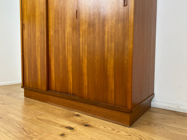 WMK # Hochwertiger & sehr gut erhaltener großer skandinavischer Mid-Century Kleiderschrank mit Schiebetüren, Vollholz in Teak # Schrank Wäscheschrank Schlafzimmerschrank Danish Design Vintage Teakholz