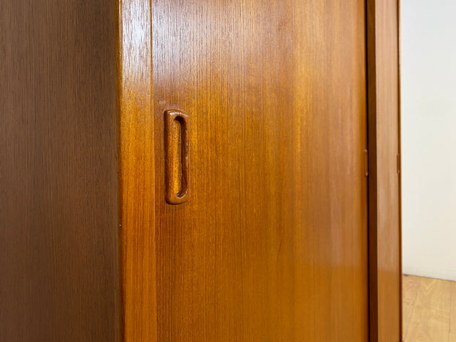 WMK # Hochwertiger & sehr gut erhaltener großer skandinavischer Mid-Century Kleiderschrank mit Schiebetüren, Vollholz in Teak # Schrank Wäscheschrank Schlafzimmerschrank Danish Design Vintage Teakholz