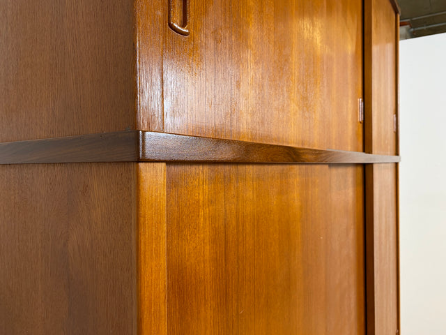 WMK # Hochwertiger & sehr gut erhaltener großer skandinavischer Mid-Century Kleiderschrank mit Schiebetüren, Vollholz in Teak # Schrank Wäscheschrank Schlafzimmerschrank Danish Design Vintage Teakholz