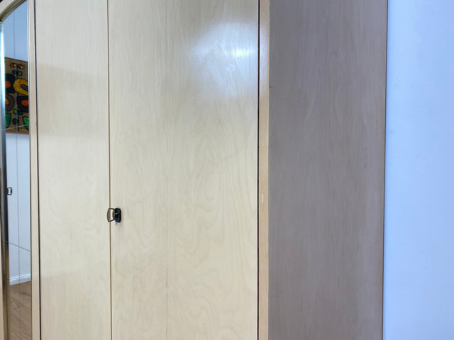 WMK I Endlich Platz! Raumaufhellender großer weißer Mid-Century Kleiderschrank mit Spiegeltüren und Innenspiegel I Schrank Schlafzimmerschrank Wäscheschrank Spiegelschrank Wardrobe Vintage 60er 70er