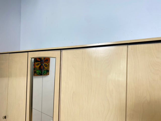 WMK I Endlich Platz! Raumaufhellender großer weißer Mid-Century Kleiderschrank mit Spiegeltüren und Innenspiegel I Schrank Schlafzimmerschrank Wäscheschrank Spiegelschrank Wardrobe Vintage 60er 70er