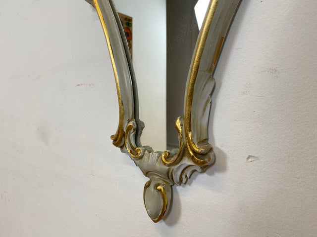 WMK I 1/2 Prunkvoller handbemalter Nachttisch im Rokoko Stil mit Wandspiegel I Italien 1930–50
