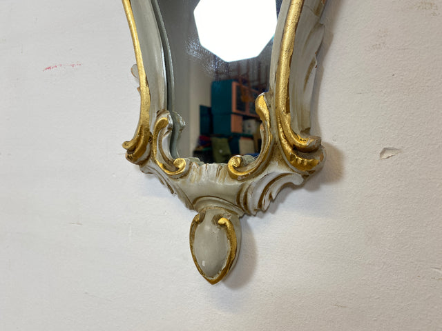 WMK I 1/2 Prunkvoller handbemalter Nachttisch im Rokoko Stil mit Wandspiegel I Italien 1930–50