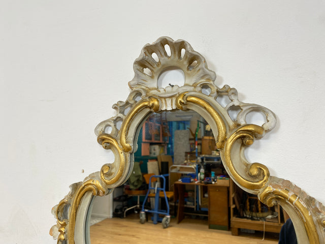 WMK I 1/2 Prunkvoller handbemalter Nachttisch im Rokoko Stil mit Wandspiegel I Italien 1930–50