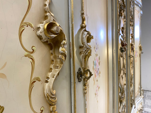 WMK I Das Highlight I Prunkvoller handbemalter und reichverzierter Kleiderschrank im Stile des Rokoko I Italien 1930–1950 I Schrank Schlafzimmerschrank Wardrobe Schlafzimmer Barock Louis-XV Vintage