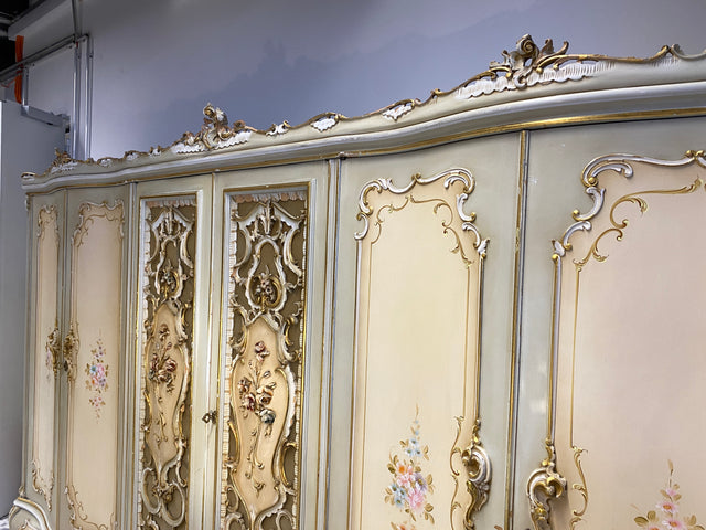 WMK I Das Highlight I Prunkvoller handbemalter und reichverzierter Kleiderschrank im Stile des Rokoko I Italien 1930–1950 I Schrank Schlafzimmerschrank Wardrobe Schlafzimmer Barock Louis-XV Vintage