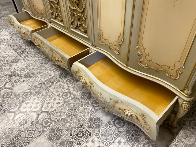 WMK I Das Highlight I Prunkvoller handbemalter und reichverzierter Kleiderschrank im Stile des Rokoko I Italien 1930–1950 I Schrank Schlafzimmerschrank Wardrobe Schlafzimmer Barock Louis-XV Vintage