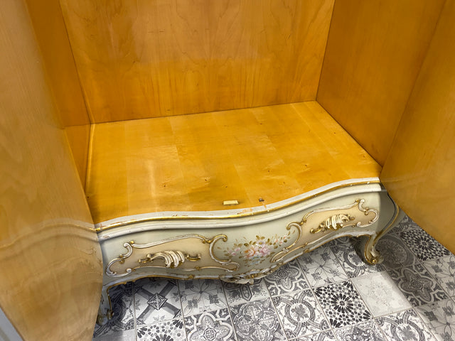 WMK I Das Highlight I Prunkvoller handbemalter und reichverzierter Kleiderschrank im Stile des Rokoko I Italien 1930–1950 I Schrank Schlafzimmerschrank Wardrobe Schlafzimmer Barock Louis-XV Vintage