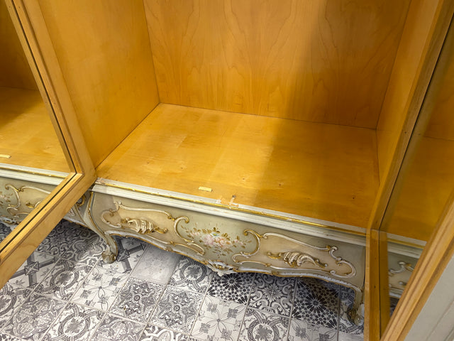 WMK I Das Highlight I Prunkvoller handbemalter und reichverzierter Kleiderschrank im Stile des Rokoko I Italien 1930–1950 I Schrank Schlafzimmerschrank Wardrobe Schlafzimmer Barock Louis-XV Vintage