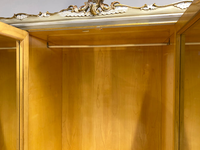 WMK I Das Highlight I Prunkvoller handbemalter und reichverzierter Kleiderschrank im Stile des Rokoko I Italien 1930–1950 I Schrank Schlafzimmerschrank Wardrobe Schlafzimmer Barock Louis-XV Vintage