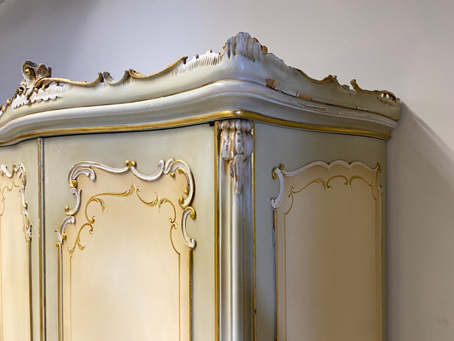 WMK I Das Highlight I Prunkvoller handbemalter und reichverzierter Kleiderschrank im Stile des Rokoko I Italien 1930–1950 I Schrank Schlafzimmerschrank Wardrobe Schlafzimmer Barock Louis-XV Vintage