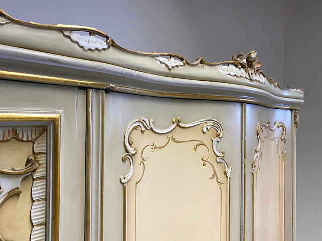 WMK I Das Highlight I Prunkvoller handbemalter und reichverzierter Kleiderschrank im Stile des Rokoko I Italien 1930–1950 I Schrank Schlafzimmerschrank Wardrobe Schlafzimmer Barock Louis-XV Vintage