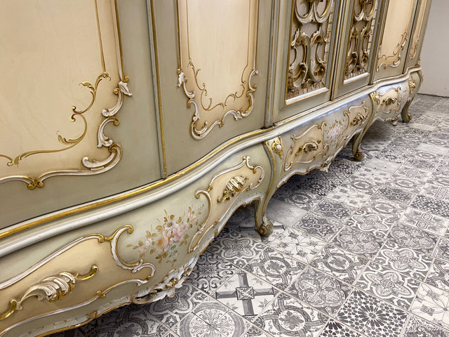 WMK I Das Highlight I Prunkvoller handbemalter und reichverzierter Kleiderschrank im Stile des Rokoko I Italien 1930–1950 I Schrank Schlafzimmerschrank Wardrobe Schlafzimmer Barock Louis-XV Vintage