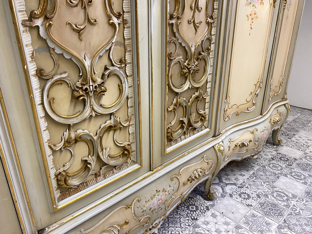 WMK I Das Highlight I Prunkvoller handbemalter und reichverzierter Kleiderschrank im Stile des Rokoko I Italien 1930–1950 I Schrank Schlafzimmerschrank Wardrobe Schlafzimmer Barock Louis-XV Vintage