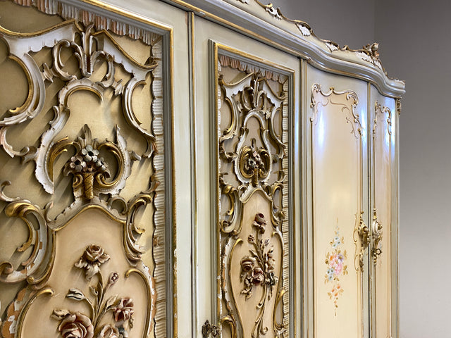 WMK I Das Highlight I Prunkvoller handbemalter und reichverzierter Kleiderschrank im Stile des Rokoko I Italien 1930–1950 I Schrank Schlafzimmerschrank Wardrobe Schlafzimmer Barock Louis-XV Vintage