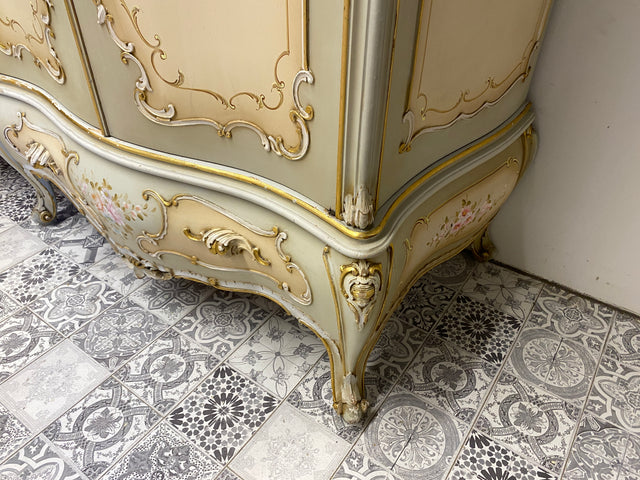 WMK I Das Highlight I Prunkvoller handbemalter und reichverzierter Kleiderschrank im Stile des Rokoko I Italien 1930–1950 I Schrank Schlafzimmerschrank Wardrobe Schlafzimmer Barock Louis-XV Vintage
