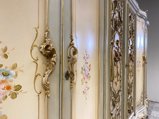WMK I Das Highlight I Prunkvoller handbemalter und reichverzierter Kleiderschrank im Stile des Rokoko I Italien 1930–1950 I Schrank Schlafzimmerschrank Wardrobe Schlafzimmer Barock Louis-XV Vintage