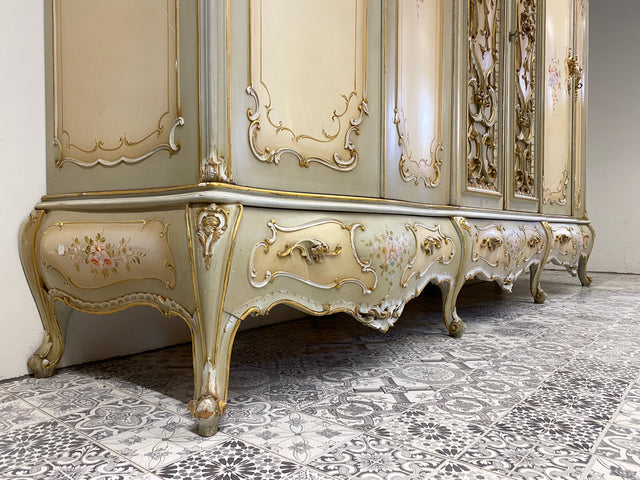 WMK I Das Highlight I Prunkvoller handbemalter und reichverzierter Kleiderschrank im Stile des Rokoko I Italien 1930–1950 I Schrank Schlafzimmerschrank Wardrobe Schlafzimmer Barock Louis-XV Vintage