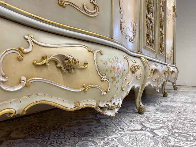 WMK I Das Highlight I Prunkvoller handbemalter und reichverzierter Kleiderschrank im Stile des Rokoko I Italien 1930–1950 I Schrank Schlafzimmerschrank Wardrobe Schlafzimmer Barock Louis-XV Vintage