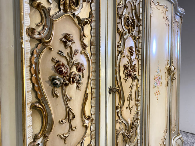 WMK I Das Highlight I Prunkvoller handbemalter und reichverzierter Kleiderschrank im Stile des Rokoko I Italien 1930–1950 I Schrank Schlafzimmerschrank Wardrobe Schlafzimmer Barock Louis-XV Vintage