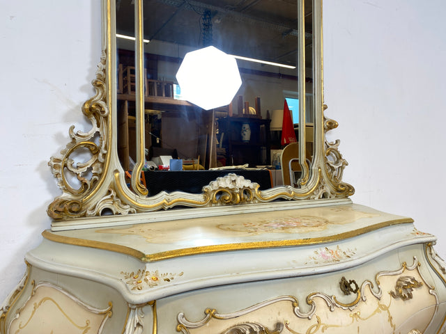 WMK I Das Highlight I Prunkvolle handbemalte und reichverzierte Spiegelkommode im Rokoko Stil I Italien 1930–1950 I Frisierkommode Kommode Schminkkommode Schlafzimmer Spiegel Barock Louis-XV Vintage