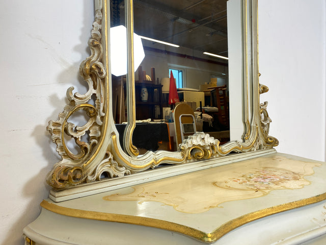 WMK I Das Highlight I Prunkvolle handbemalte und reichverzierte Spiegelkommode im Rokoko Stil I Italien 1930–1950 I Frisierkommode Kommode Schminkkommode Schlafzimmer Spiegel Barock Louis-XV Vintage