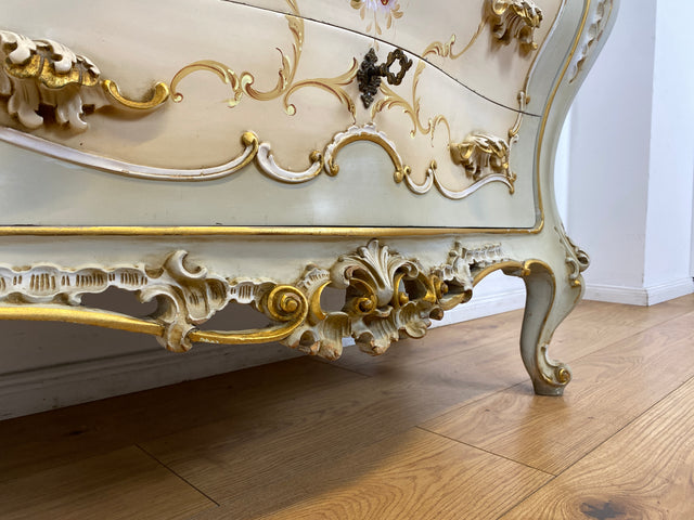 WMK I Das Highlight I Prunkvolle handbemalte und reichverzierte Spiegelkommode im Rokoko Stil I Italien 1930–1950 I Frisierkommode Kommode Schminkkommode Schlafzimmer Spiegel Barock Louis-XV Vintage