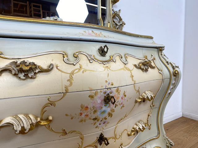 WMK I Das Highlight I Prunkvolle handbemalte und reichverzierte Spiegelkommode im Rokoko Stil I Italien 1930–1950 I Frisierkommode Kommode Schminkkommode Schlafzimmer Spiegel Barock Louis-XV Vintage