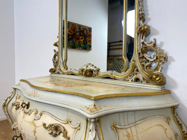 WMK I Das Highlight I Prunkvolle handbemalte und reichverzierte Spiegelkommode im Rokoko Stil I Italien 1930–1950 I Frisierkommode Kommode Schminkkommode Schlafzimmer Spiegel Barock Louis-XV Vintage
