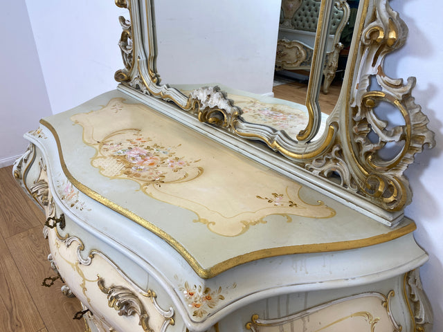 WMK I Das Highlight I Prunkvolle handbemalte und reichverzierte Spiegelkommode im Rokoko Stil I Italien 1930–1950 I Frisierkommode Kommode Schminkkommode Schlafzimmer Spiegel Barock Louis-XV Vintage