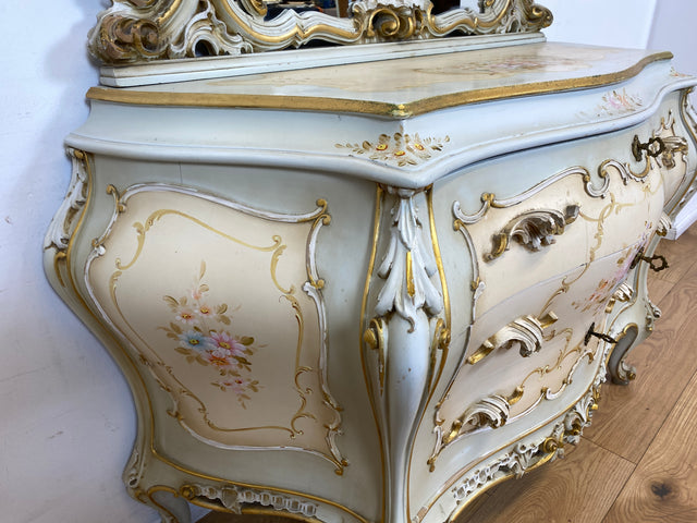 WMK I Das Highlight I Prunkvolle handbemalte und reichverzierte Spiegelkommode im Rokoko Stil I Italien 1930–1950 I Frisierkommode Kommode Schminkkommode Schlafzimmer Spiegel Barock Louis-XV Vintage