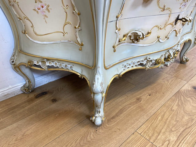 WMK I Das Highlight I Prunkvolle handbemalte und reichverzierte Spiegelkommode im Rokoko Stil I Italien 1930–1950 I Frisierkommode Kommode Schminkkommode Schlafzimmer Spiegel Barock Louis-XV Vintage