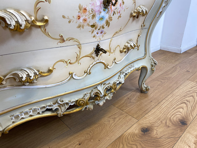 WMK I Das Highlight I Prunkvolle handbemalte und reichverzierte Spiegelkommode im Rokoko Stil I Italien 1930–1950 I Frisierkommode Kommode Schminkkommode Schlafzimmer Spiegel Barock Louis-XV Vintage