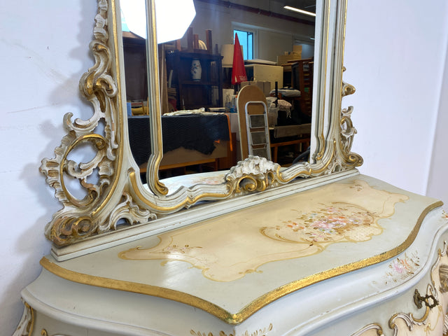 WMK I Das Highlight I Prunkvolle handbemalte und reichverzierte Spiegelkommode im Rokoko Stil I Italien 1930–1950 I Frisierkommode Kommode Schminkkommode Schlafzimmer Spiegel Barock Louis-XV Vintage