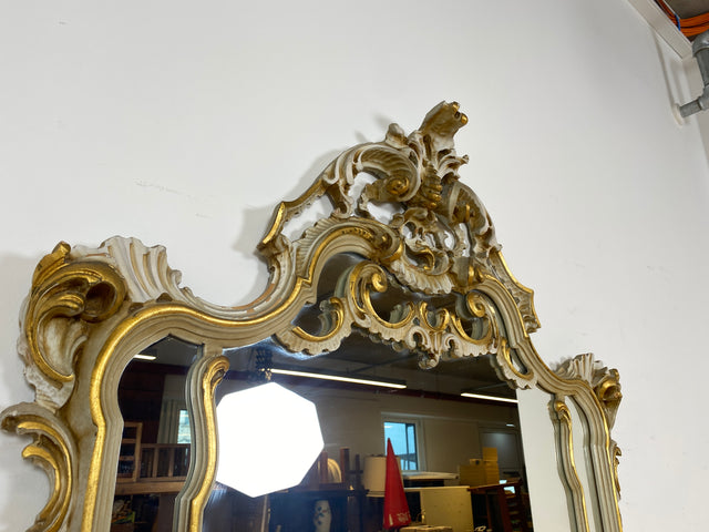 WMK I Das Highlight I Prunkvolle handbemalte und reichverzierte Spiegelkommode im Rokoko Stil I Italien 1930–1950 I Frisierkommode Kommode Schminkkommode Schlafzimmer Spiegel Barock Louis-XV Vintage