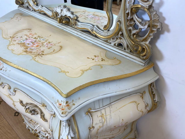 WMK I Das Highlight I Prunkvolle handbemalte und reichverzierte Spiegelkommode im Rokoko Stil I Italien 1930–1950 I Frisierkommode Kommode Schminkkommode Schlafzimmer Spiegel Barock Louis-XV Vintage