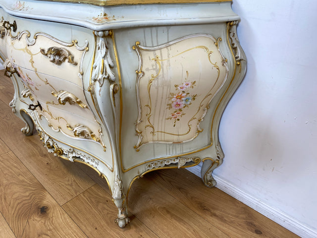 WMK I Das Highlight I Prunkvolle handbemalte und reichverzierte Spiegelkommode im Rokoko Stil I Italien 1930–1950 I Frisierkommode Kommode Schminkkommode Schlafzimmer Spiegel Barock Louis-XV Vintage