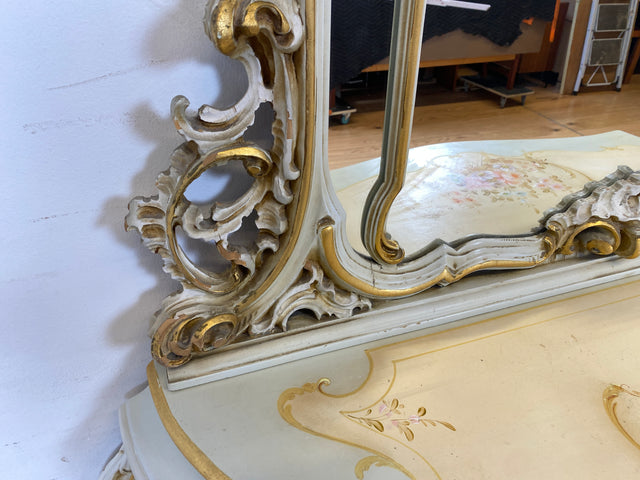 WMK I Das Highlight I Prunkvolle handbemalte und reichverzierte Spiegelkommode im Rokoko Stil I Italien 1930–1950 I Frisierkommode Kommode Schminkkommode Schlafzimmer Spiegel Barock Louis-XV Vintage