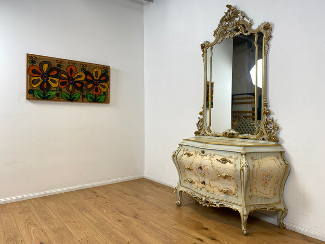 WMK I Das Highlight I Prunkvolle handbemalte und reichverzierte Spiegelkommode im Rokoko Stil I Italien 1930–1950 I Frisierkommode Kommode Schminkkommode Schlafzimmer Spiegel Barock Louis-XV Vintage