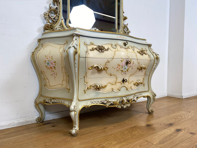 WMK I Das Highlight I Prunkvolle handbemalte und reichverzierte Spiegelkommode im Rokoko Stil I Italien 1930–1950 I Frisierkommode Kommode Schminkkommode Schlafzimmer Spiegel Barock Louis-XV Vintage