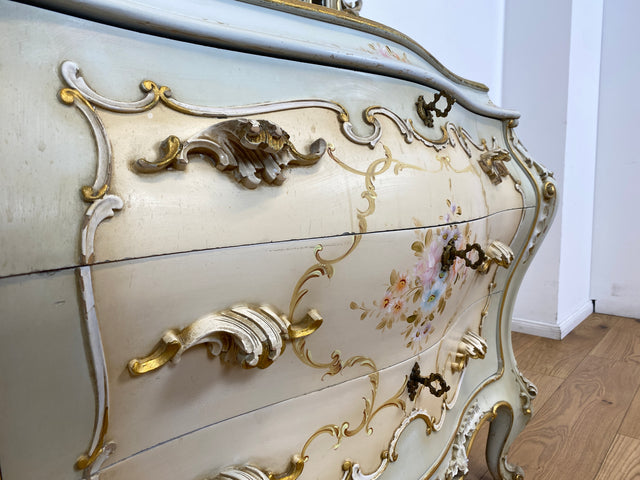 WMK I Das Highlight I Prunkvolle handbemalte und reichverzierte Spiegelkommode im Rokoko Stil I Italien 1930–1950 I Frisierkommode Kommode Schminkkommode Schlafzimmer Spiegel Barock Louis-XV Vintage