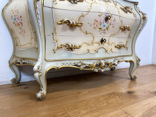 WMK I Das Highlight I Prunkvolle handbemalte und reichverzierte Spiegelkommode im Rokoko Stil I Italien 1930–1950 I Frisierkommode Kommode Schminkkommode Schlafzimmer Spiegel Barock Louis-XV Vintage