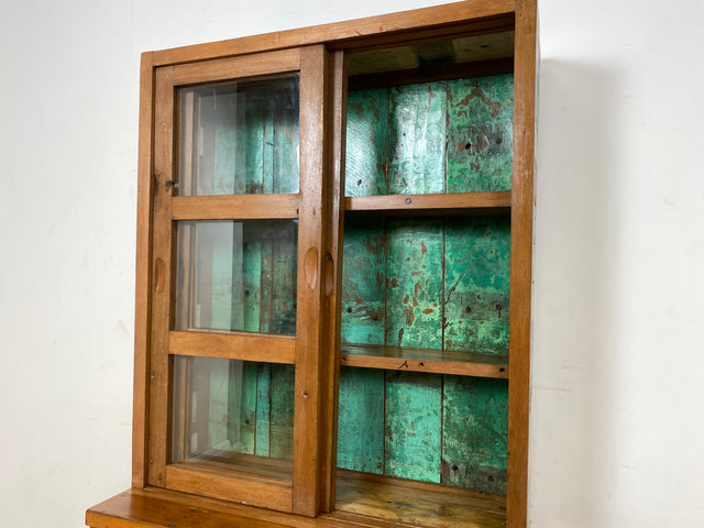 Boatwood by WMK I Einzigartige handgefertigte Vitrine aus altem Bootsholz mit Schiebetüren I Regal Büchervitrine Bücherregal Bücherschrank Highboard Geschirrschrank Küchenschrank Bremen Passau Köln