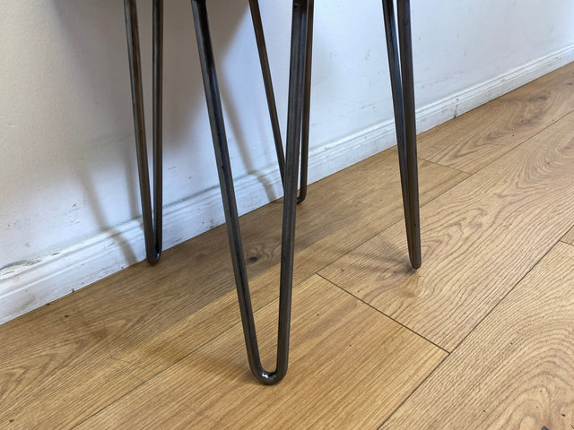 Boatwood by WMK I Einzigartiger handgefertigter Beistelltisch aus altem Bootsholz auf Hairpin Füßen I Couchtisch Ablage Blumentisch Blumenhocker Blumenbank Nachtisch Treibholz I Berlin Leipzig Hamburg