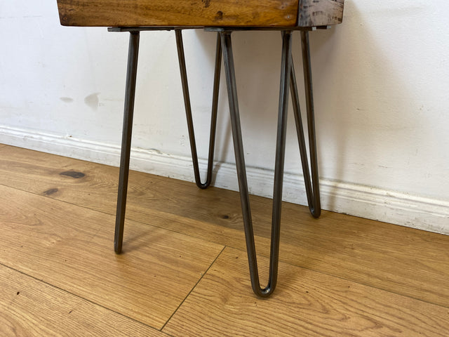 Boatwood by WMK I Einzigartiger handgefertigter Beistelltisch aus altem Bootsholz auf Hairpin Füßen I Couchtisch Ablage Blumentisch Blumenhocker Blumenbank Nachtisch Treibholz I Berlin Leipzig Hamburg