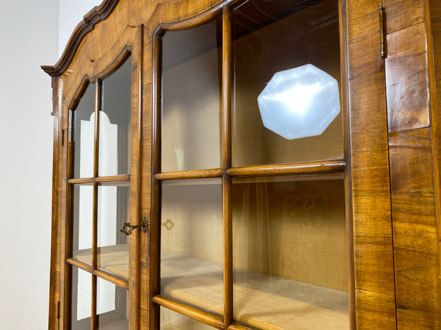 WMK I Imposante handverzierte 60er Jahre Bombé Vitrine in Barock Stil I Vollholz in Walnuss I Wohnzimmervitrine Schrank Glasvitrine Geschirrschrank Stilmöbel Rokoko Louis XV Vintage Berlin Bayern NRW