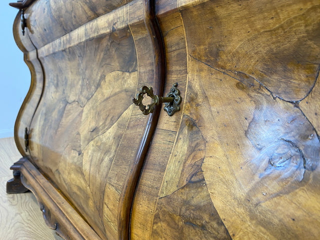 WMK I Imposante handverzierte 60er Jahre Bombé Vitrine in Barock Stil I Vollholz in Walnuss I Wohnzimmervitrine Schrank Glasvitrine Geschirrschrank Stilmöbel Rokoko Louis XV Vintage Berlin Bayern NRW