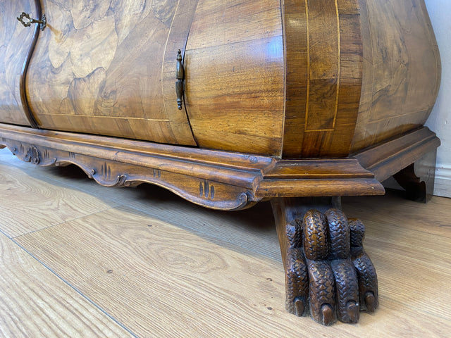 WMK I Imposante handverzierte 60er Jahre Bombé Vitrine in Barock Stil I Vollholz in Walnuss I Wohnzimmervitrine Schrank Glasvitrine Geschirrschrank Stilmöbel Rokoko Louis XV Vintage Berlin Bayern NRW