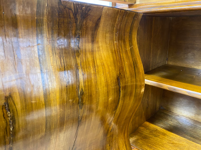 WMK I Imposante handverzierte 60er Jahre Bombé Vitrine in Barock Stil I Vollholz in Walnuss I Wohnzimmervitrine Schrank Glasvitrine Geschirrschrank Stilmöbel Rokoko Louis XV Vintage Berlin Bayern NRW